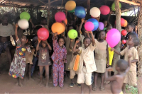 Kinder und Ballons